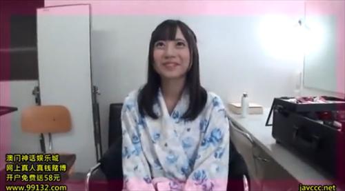 べとつくウェブ広告を剥がし,液状物を顔全体に吹きかけます。