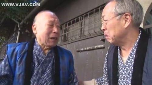 義父への介護は、妻の性的欲求を満たすためでした。しかし、その欲求はハラスメントに転じてしまい、今では口で奉仕するしかなくなりました。