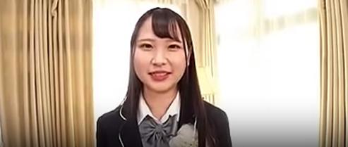 若い女性が挑戦して愛液が溢れ、生挿入された初体験数分で。