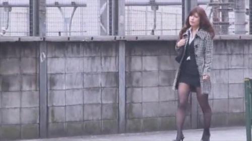 リリスとクロエにより気持ちのいい彩佳が屈辱を受ける。