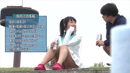 大きなおっぱいを持つかわいらしい子が転倒マジックミラー車で観察される。