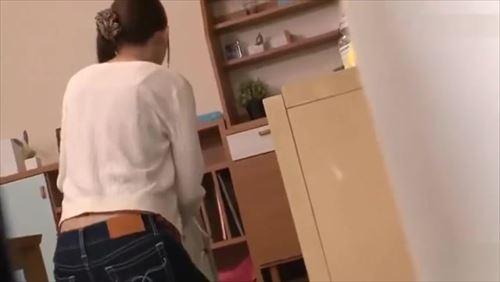 人妻が電車内で痴漢に性濃いめ的欲情を向けられ、羞恥と快楽に陥る