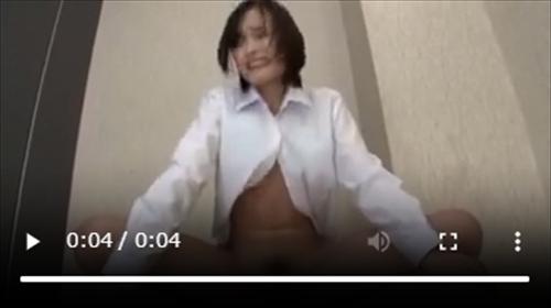 女子高生が底で弁当を食べる男性にズボンを覗かれ、階段で通話。