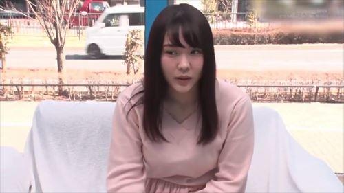 美少女が車内で見つめられながら触れられると、恥ずかしがりながらも敏感に反応する。