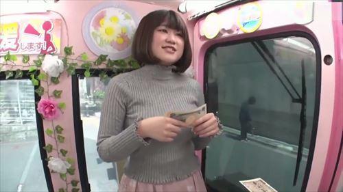 学生が魔法の鏡で映し出した、性的な動画。
