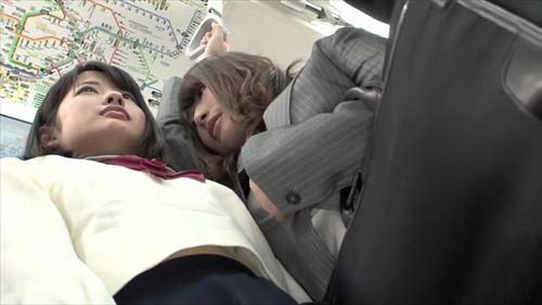 女性だけの車内で、制服の女が美少女にキスし、乳首を弄り、性的に誘惑する。