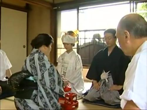 夫のお父さんの目がきらめく息子が出征して一家庭が乱れる。