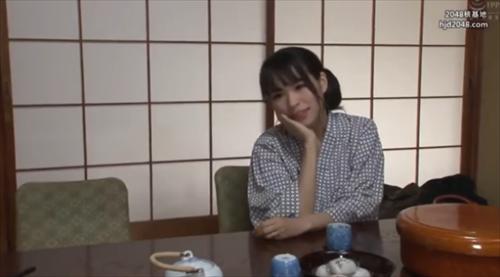 勃立ちする爆乳胸に触発され、巨乳義母が背中を撫でてくれる。