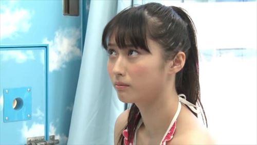 女を誘惑して性的に貪欲な行為に連れ込む
