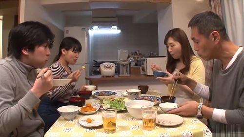 お義母さんへの欲望が抑えきれない。義理の息子が私を犯し、抵抗はむなしく、彼の激しい愛撫に身を任せてしまう。