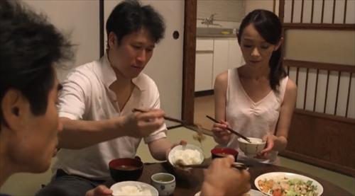 実の母の熟れた身体に興奮し、親族間性的関係の犠牲者となる息子