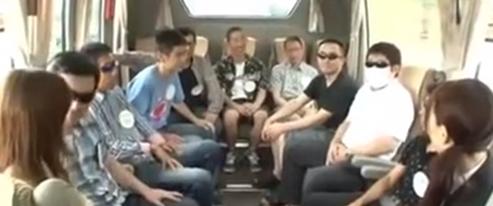 女性タレントが車内で初心者達と温泉ツアーへ。性的な奉仕をする。