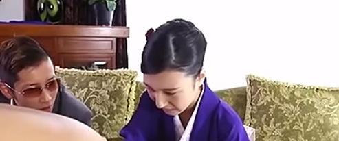 奴隷として辱め加えられる未亡人