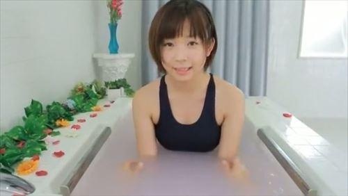 幼い顔立ちの美少女が、誘惑するように胸を揉み、乳首を吸う
