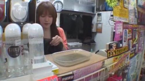 人気AV女優が、上原ショップで接客する中で、客のエロ的欲求に答える.