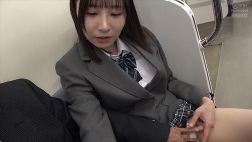 女性の下着をずらす、久留木玲の列車内で学生服のスカートをめくる。