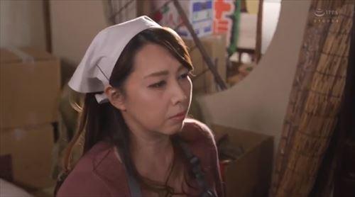 引き締まったセクシー身体の熟女が激しく犯されて感じまくる!
