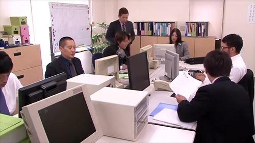 脅迫の言葉を浴びせられ、肉体的に露骨な映像をネット上に公開すると宣告された。