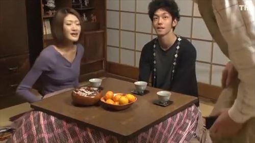 美しい女性が実家で暖をとる。