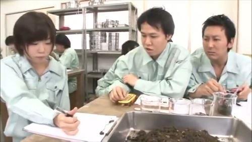 可愛らしい少女が、男の性的な行為を観察する