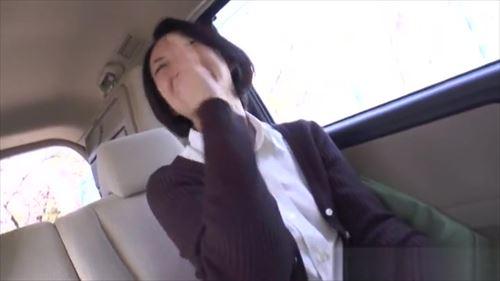 年下男性に誘惑され、肉感的な体で電マ責めを受け、ホテルで激しい行為に