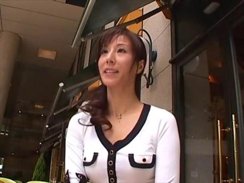 熟女の肉体は欲望に駆られ、ホテルで男の性器を口に含み、執拗にフェラチオする