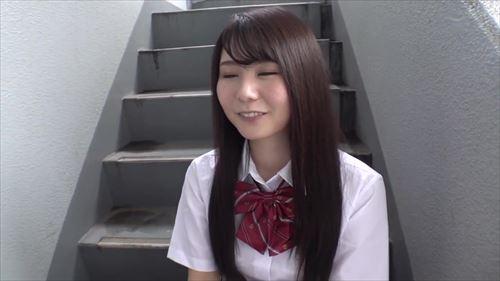 妹は制服のまま、階段下の露骨な場所にいた。