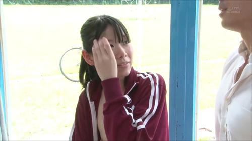 女性従業員志願者の華奢な胸細くてセクシーな大姉が筋肉ムキムキの男性専門家の陰茎に陥落する。