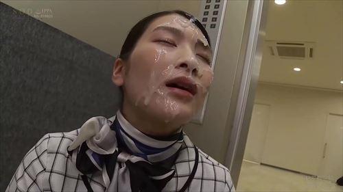 スタイル抜群の女性が、大きな性器に包まれ、恥ずかしいほどの恥垢だらけの男根を一つ一つ丁寧に舐め尽くす