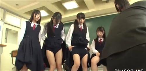 1人の君主に従う非常に純真なブルマの女性たち。