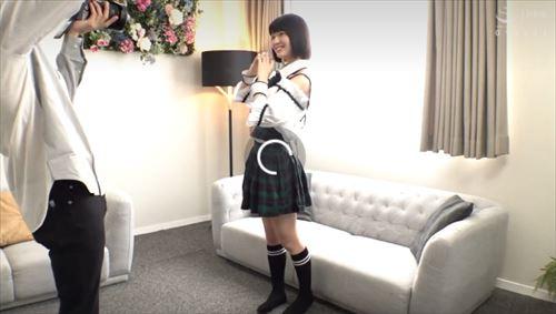 美しい若い女子が愛好家の男の人と親しいなかかわり、地下室スターと。