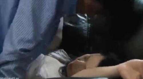 魅力的な容姿妻、眠りを誘う薬を投与される。