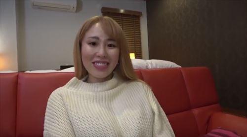 ピーク、豊かな胸の可愛い女性者高等学校生がフォトカメラの前で手淫手段を続ける。