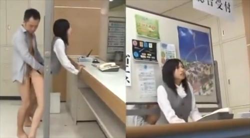入社員が照れ隠しの衣装を着せられ、無茶苦茶を尽くしている．
