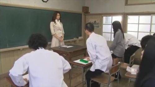 かつての同級生が舞台上で、生徒たちに卑猥的誘惑を仕掛ける