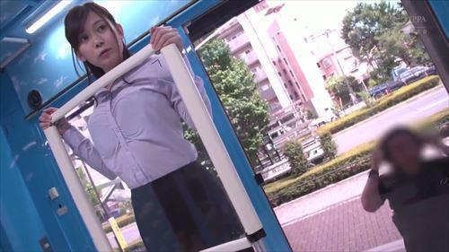 欲情を露わにした女性たちの乳房は、見ず知らずの男に貪られ、乱れた姿