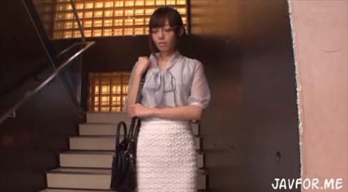 美しい図書館員が元彼の逆恨みによって暴行される様子が広まる。