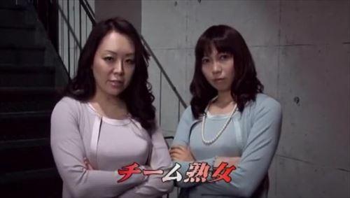 美熟女の格闘シーン、見どころ満載です。