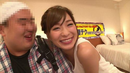 スタイル抜群の美女が挑発的なボディコンで誘惑。
