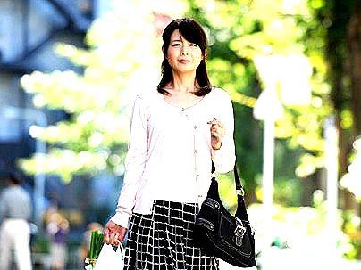 ＜友人の母！＞上品な感じの巨乳おっぱい友達の母！興奮した男が我慢限界で強引にエロ行為に持ち込む！