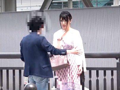 ＜美人奥様！＞巨乳オッパイ美女奥様がＭＭ号でエロ行為でおもらしシチャウゾ！！！！