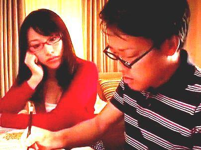 ＜家庭教師！＞「ｈしたいの…」美乳おっぱいのメガネ色気ムンムン先生！教え子とエロ行為に発展シチャウゾ！