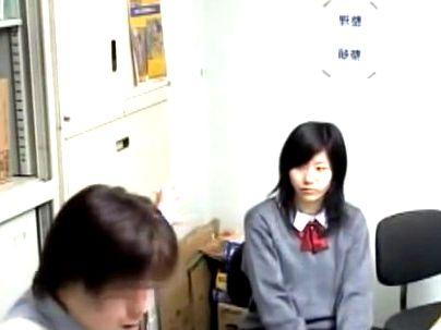 ＜美魔女！＞「ｲﾔ‥やめて…」清楚系スリムな体上品な奥さん！娘が万引きしてお仕置きをママが食らうぞ！