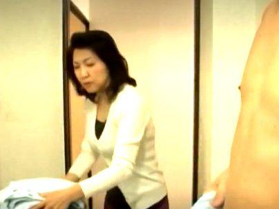＜母子相姦！＞「我慢できない…」欲求不満の美魔女オバサンママ！息子と近親相姦エチエチシチャウゾ！