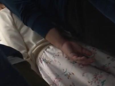 ≪電車≫【痴漢】真面目そうな女の子が電車の中で痴漢行為でもだえ感じちゃうぞｗｗｗｗｗｗ