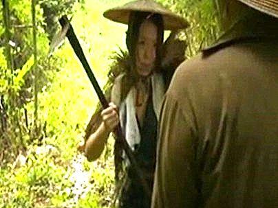 ＜ヘンリー塚本！＞脚の悪い美人奥さん！山道で襲われてエロ行為になるぞ！