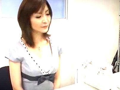 ＜泌尿器科医！＞上品な感じのスレンダー巨乳おっぱい先生！男のオチンポフル勃起確定しちゃう！