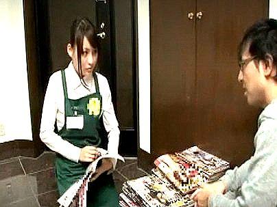 ＜バイト美女！＞エロ本の買取してきてくれた可愛い美少女！査定中に興奮したのでエロ行為に！