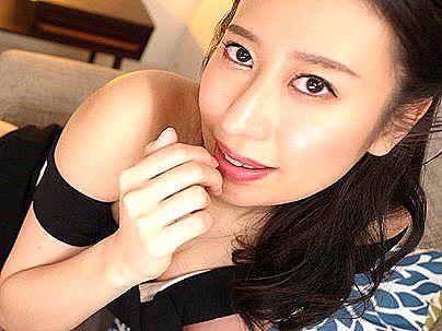 ＜美魔女！＞色気ムンムンのスレンダー巨乳おっぱい美魔女オバサン！手コキでオチンポフル勃起確定！