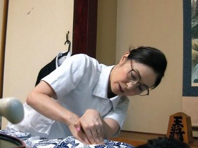 ≪熟女≫【マッサ】眼鏡のおばさん熟女がマッサしてたらお客にエロ行為されちゃうぞｗｗｗｗｗｗ